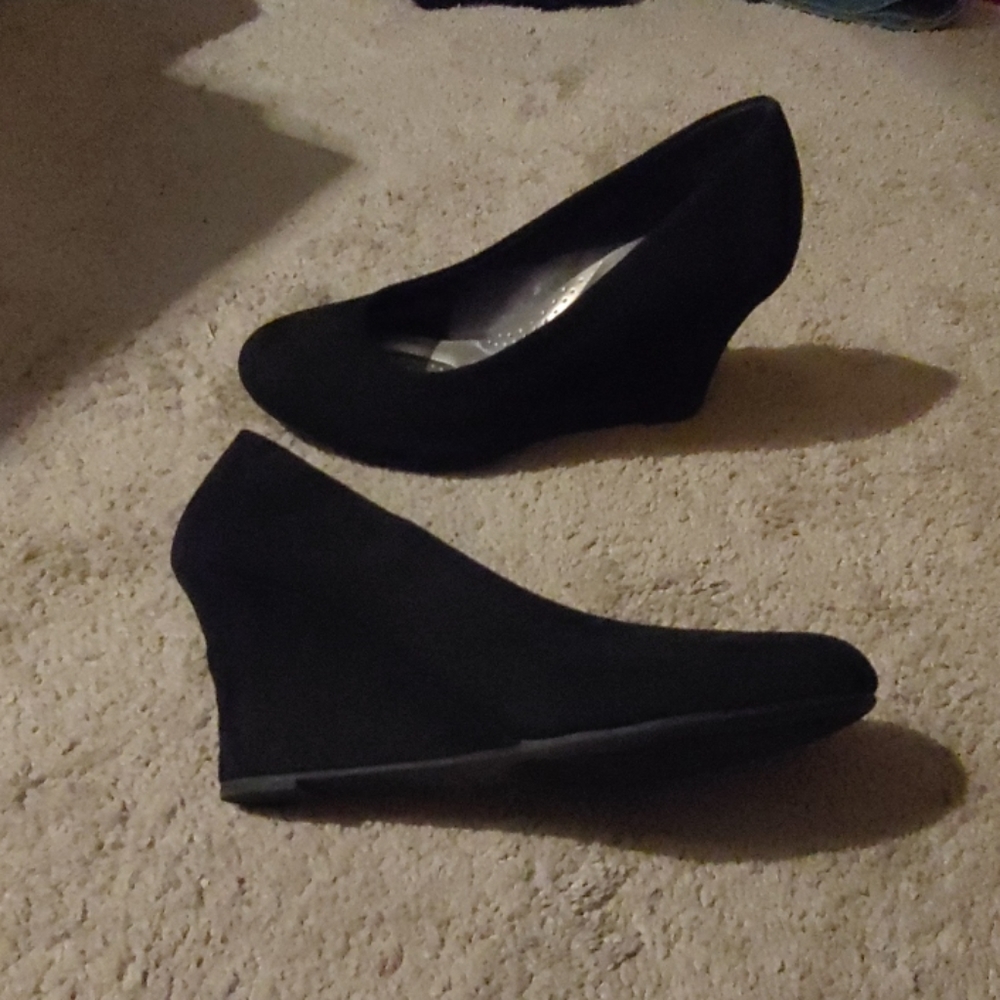 Black wedge heels